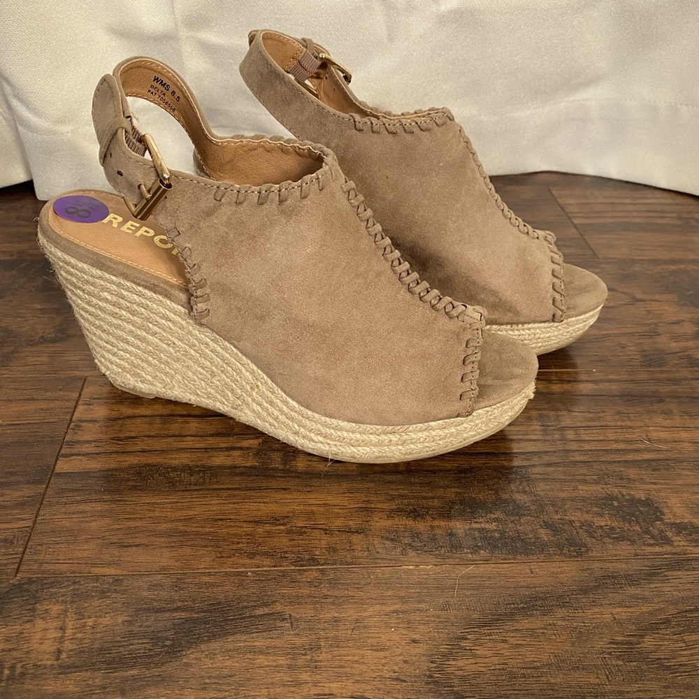 NWOT 4” heel leather Report sandals.